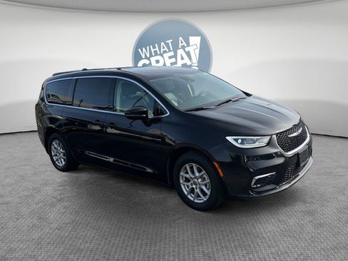 Used 2024 Chrysler Pacifica Touring-L FWD image 1
