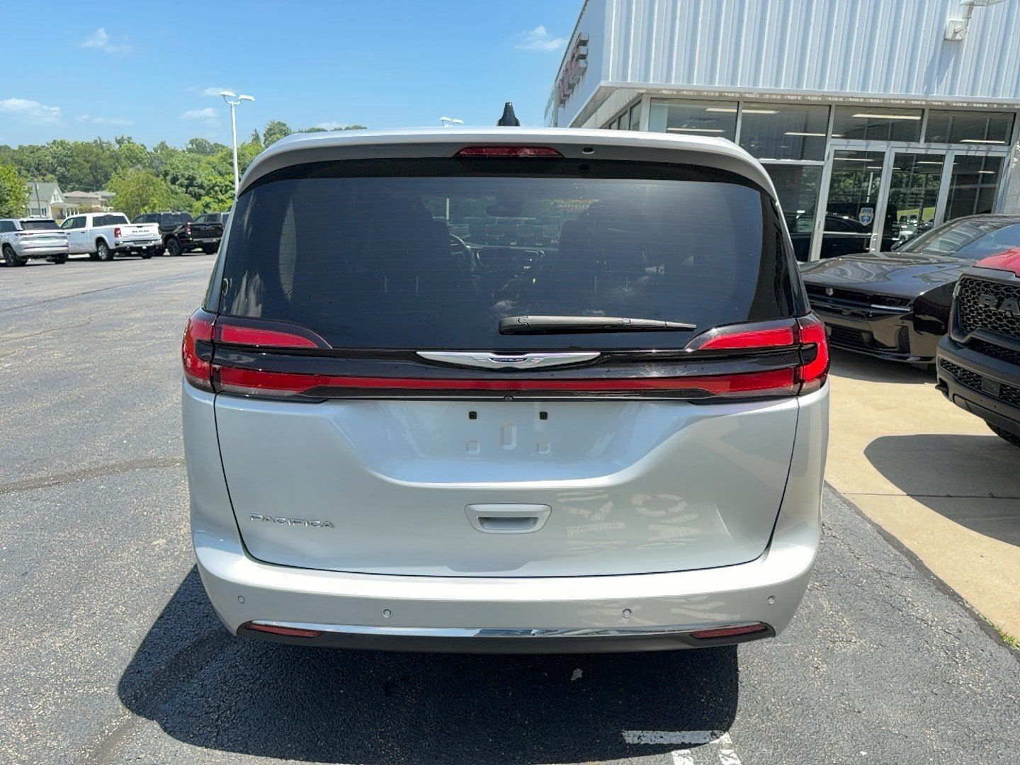 Certified 2024 Chrysler Pacifica Touring-L FWD image 7