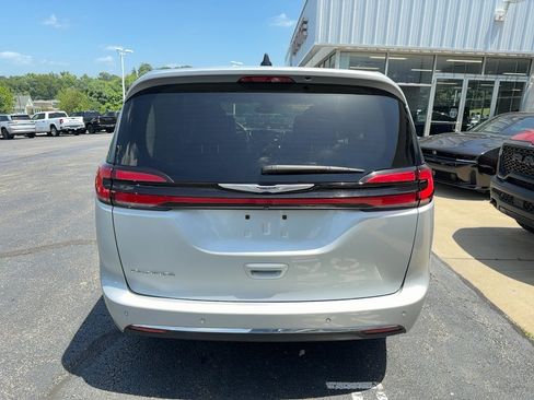 Certified 2024 Chrysler Pacifica Touring-L FWD image 7