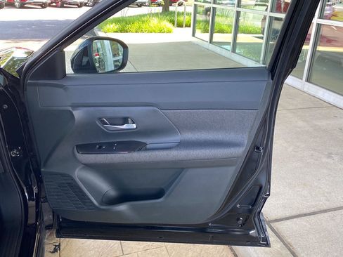 Certified 2025 Nissan Kicks SV AWD/4WD image 21