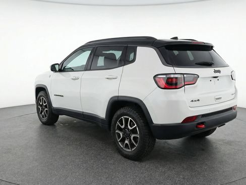 Used 2025 Jeep Compass Trailhawk image 6