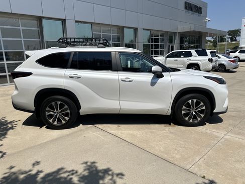 Used 2023 Toyota Highlander XLE AWD/4WD image 10