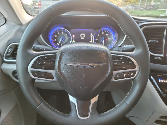 Used 2024 Chrysler Pacifica Touring-L FWD image 14
