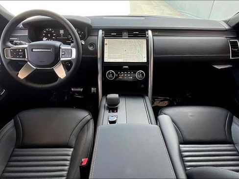 New 2025 Land Rover Discovery Dynamic SE image 5