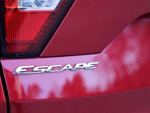 Used 2019 Ford Escape SE image 28