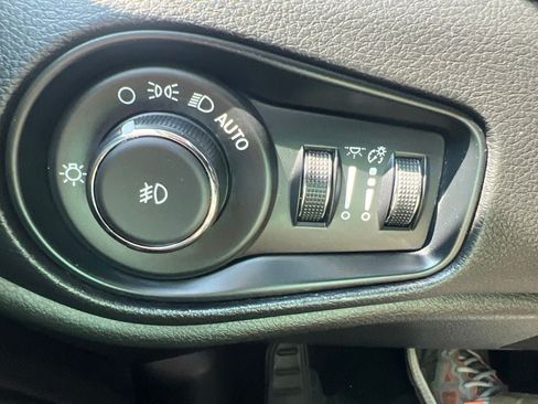 Used 2023 Jeep Renegade Latitude w/ Premium Group AWD/4WD image 19