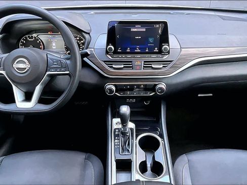 Used 2024 Nissan Altima 2.5 SV image 14