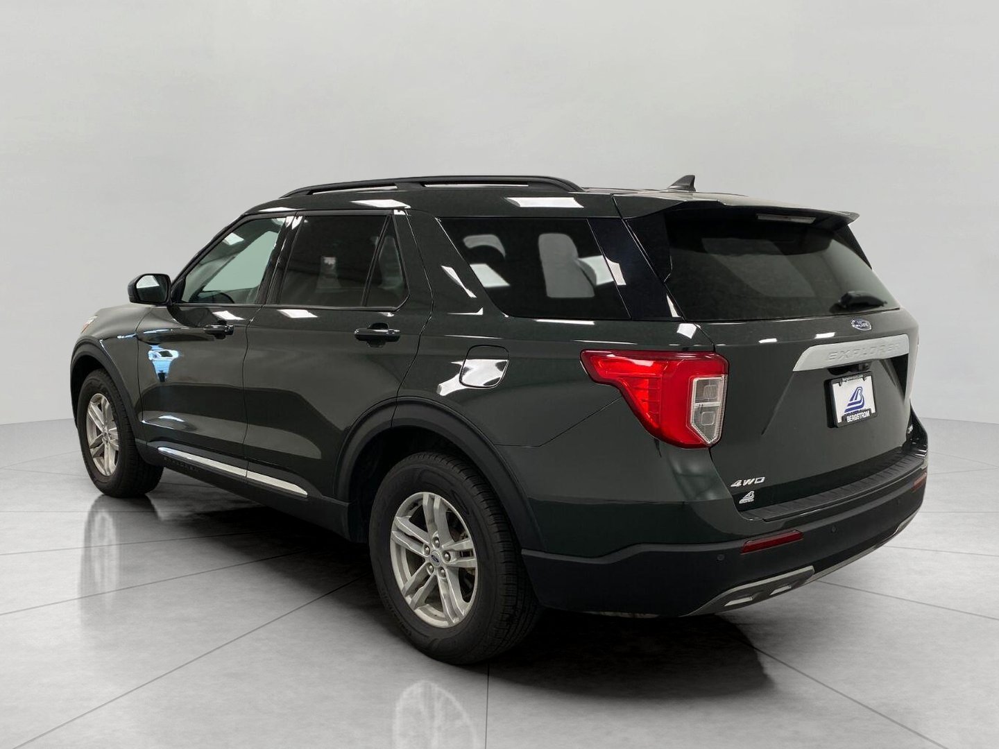 Used 2024 Ford Explorer XLT w/ Equipment Group 202A AWD/4WD image 8