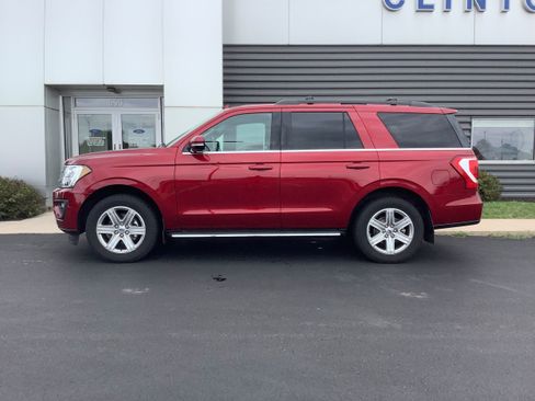 Used 2019 Ford Expedition XLT w/ Equipment Group 202A AWD/4WD image 2