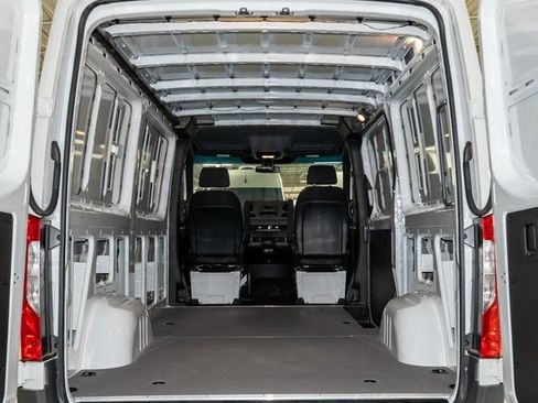 Used 2025 Mercedes-Benz Sprinter 2500 image 4