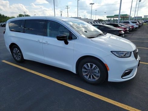 Used 2024 Chrysler Pacifica Limited FWD image 8