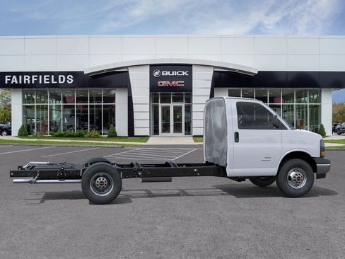 New 2025 GMC Savana 4500 w/ Power Convenience Package RWD image 5