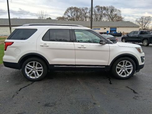 Used 2016 Ford Explorer XLT w/ Equipment Group 202A image 6