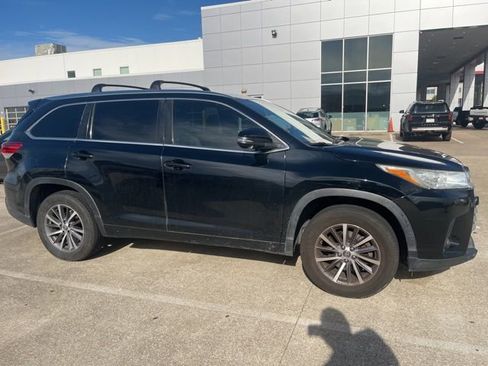 Used 2018 Toyota Highlander XLE image 2