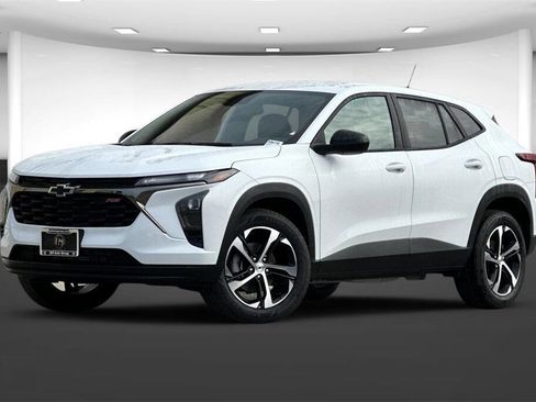 New 2026 Chevrolet Trax RS w/ Driver Confidence Package image 2