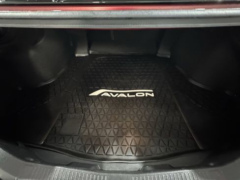 Used 2020 Toyota Avalon Limited image 13