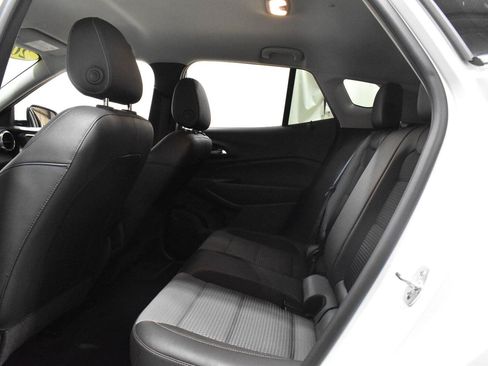 Used 2025 Chevrolet Trax LT FWD image 4