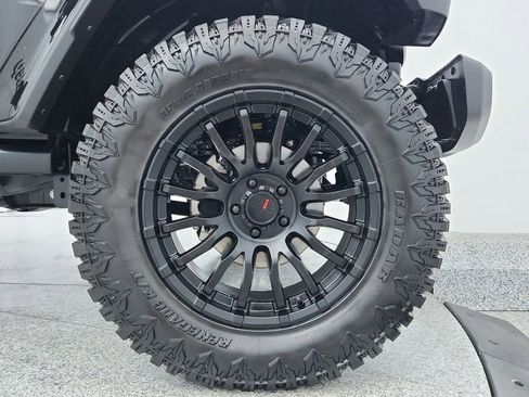 Used 2025 Jeep Gladiator Sport image 14