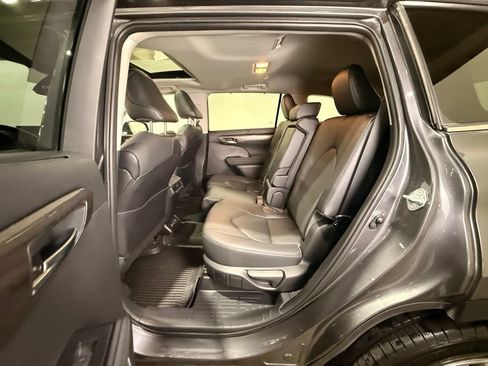 Used 2023 Toyota Highlander Limited AWD/4WD image 17