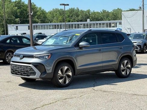 New 2025 Volkswagen Taos SE image 9