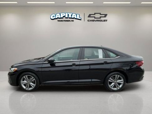 Used 2024 Volkswagen Jetta SE image 2