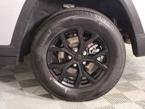 Used 2025 Jeep Grand Cherokee Altitude AWD/4WD image 18