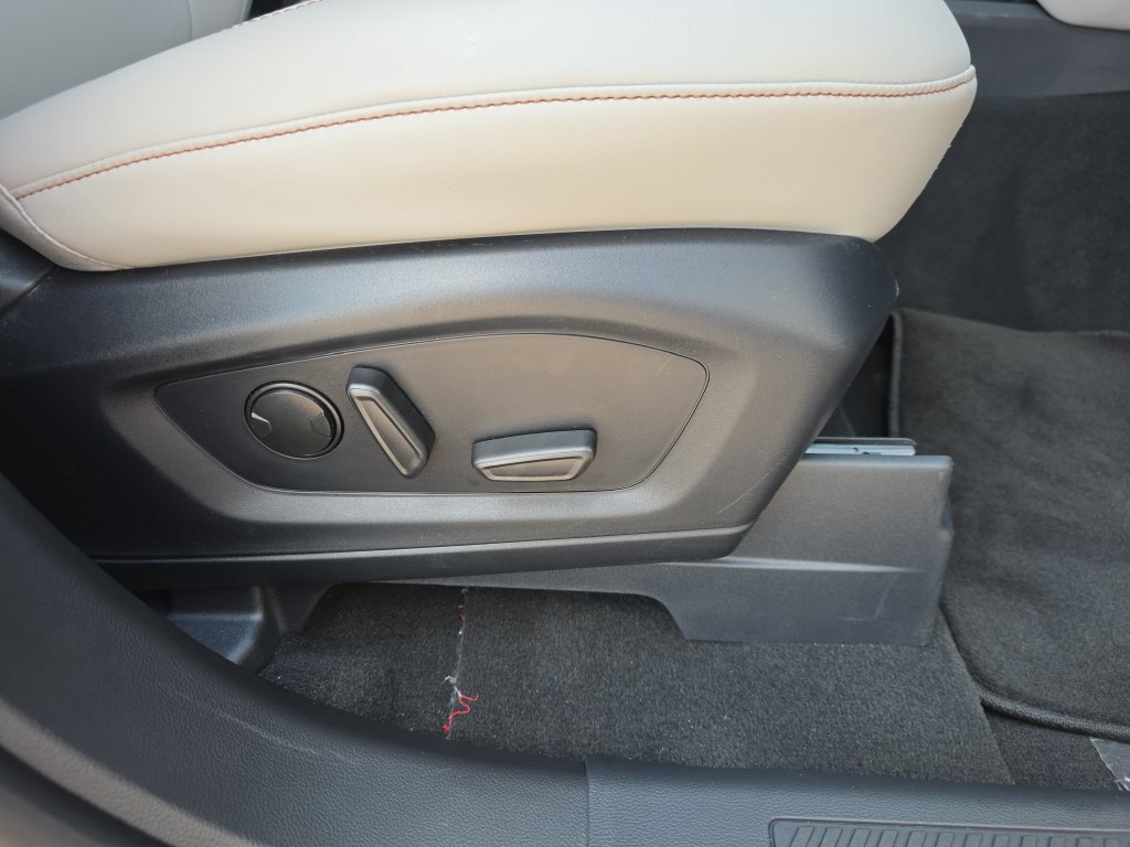 New 2026 Ford Explorer Active w/ Active Comfort Package RWD image 37