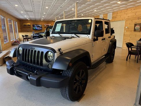 Used 2014 Jeep Wrangler Unlimited Sahara AWD/4WD image 4