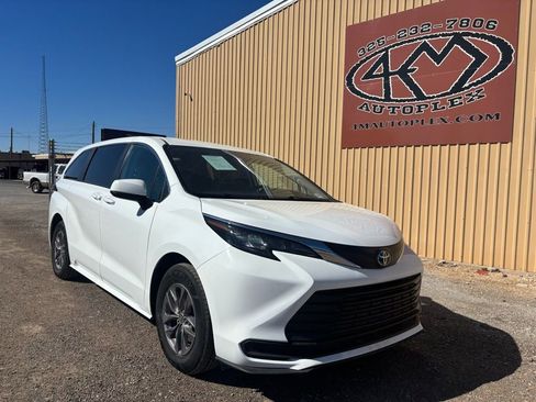 Used 2024 Toyota Sienna LE image 2