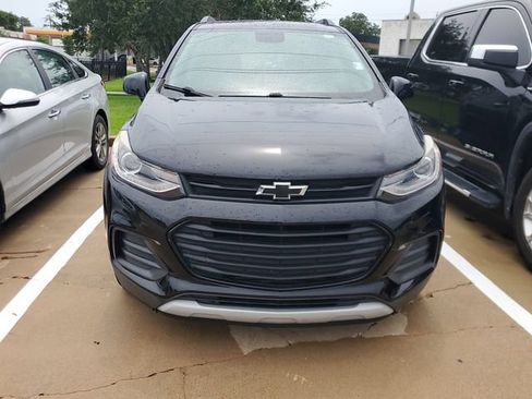 Used 2018 Chevrolet Trax LT w/ Sun & Sound Package FWD image 2