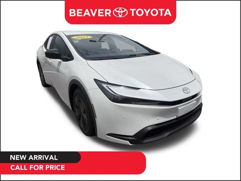 Used 2025 Toyota Prius LE FWD image 1