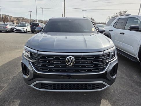 Used 2025 Volkswagen Atlas Cross Sport SE image 2
