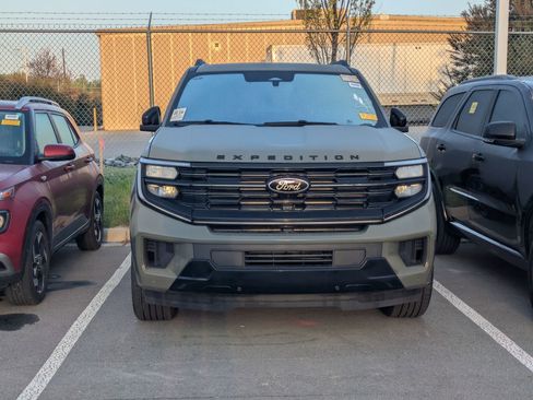 Used 2025 Ford Expedition Platinum w/ Stealth Performance Package image 3