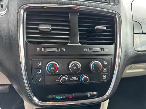 Used 2017 Dodge Grand Caravan SE w/ UConnect Hands-Free Group FWD image 26