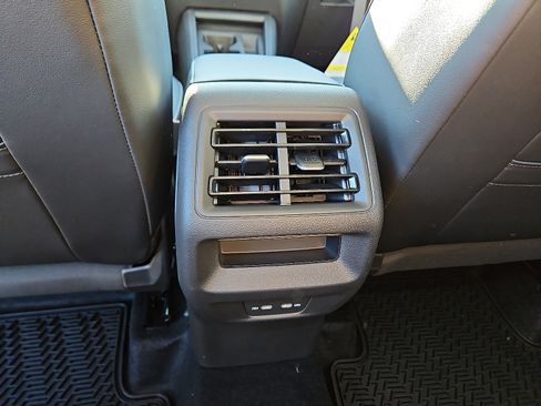 New 2026 Volkswagen Tiguan SE FWD image 9