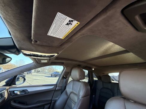 Used 2017 Porsche Macan Turbo image 32