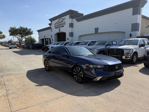 Used 2023 Honda Accord Touring image 2