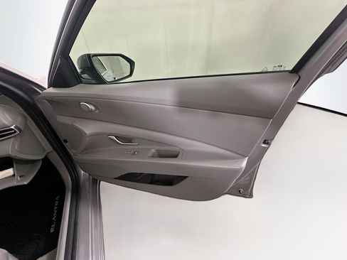 Used 2025 Hyundai Elantra SE FWD image 30