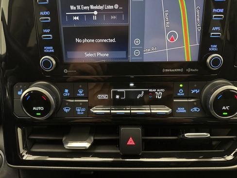 Used 2021 Toyota Highlander XLE AWD/4WD image 34