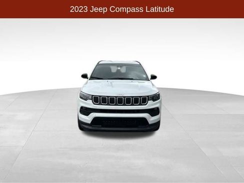 Used 2023 Jeep Compass Latitude w/ Convenience Group AWD/4WD image 2