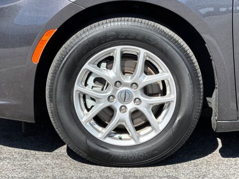 Used 2023 Chrysler Pacifica Touring-L FWD image 28