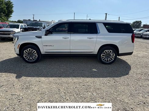 Used 2025 GMC Yukon XL Denali Ultimate w/ LPO, Illumination Package AWD/4WD image 2