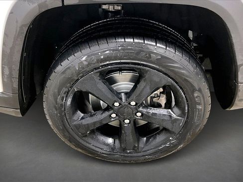 Used 2021 Jeep Grand Cherokee L Laredo image 34