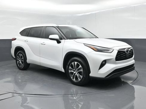 Used 2023 Toyota Highlander XLE FWD image 2