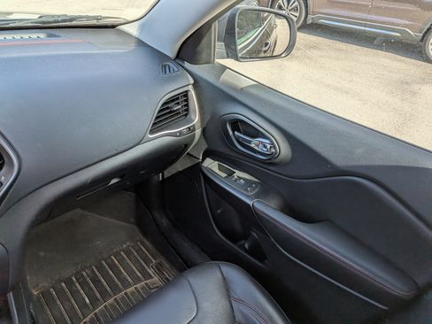 Used 2020 Jeep Cherokee Trailhawk AWD/4WD image 17