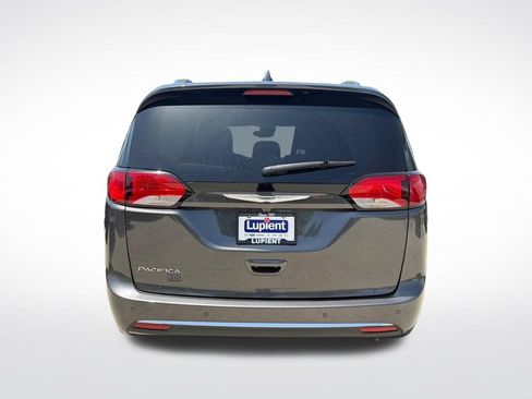Used 2020 Chrysler Pacifica Touring-L FWD image 4