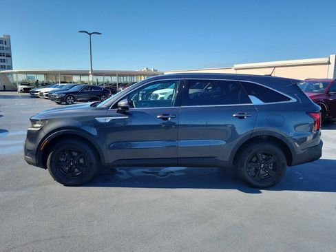 Used 2021 Kia Sorento LX image 3