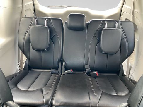 Used 2023 Chrysler Pacifica Touring-L FWD image 38