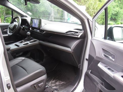 Certified 2024 Toyota Sienna XLE Woodland Edition AWD/4WD image 19