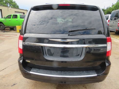 Used 2015 Chrysler Town & Country Touring image 5